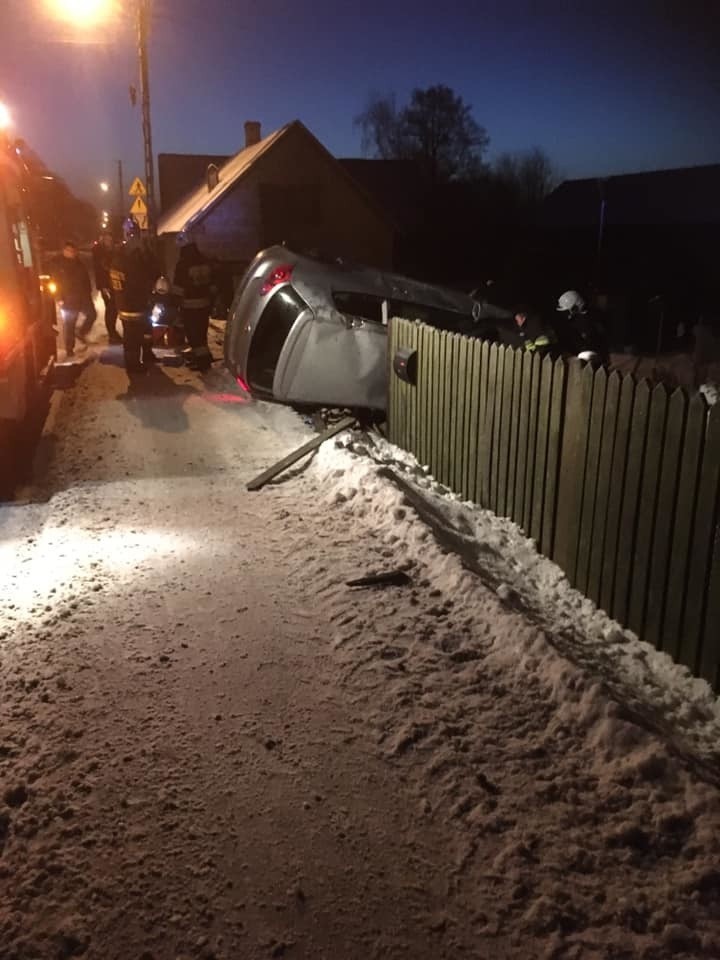 Wypadek w Broku. Auto wjechało w płot i dachowało. 21.1.2021. Zdjęcia