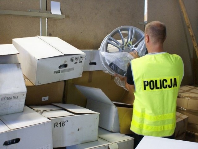 Policjanci wkroczyli do siedzib ponad 60 firm na terenie całego kraju. W przeszukanych pomieszczeniach zostało zabezpieczonych ponad 1200 aluminiowych felg samochodowych