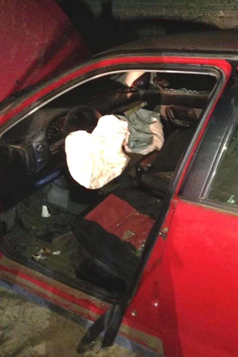 Pijany kierowca stracił panowanie nad autem i dachował na polu [zdjęcia]