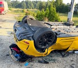 Tragiczny wypadek pod Oświęcimiem. W sportowym renault zginęło trzech młodych mężczyzn. Wracali z urodzin? Do jednego miała telefonować mama