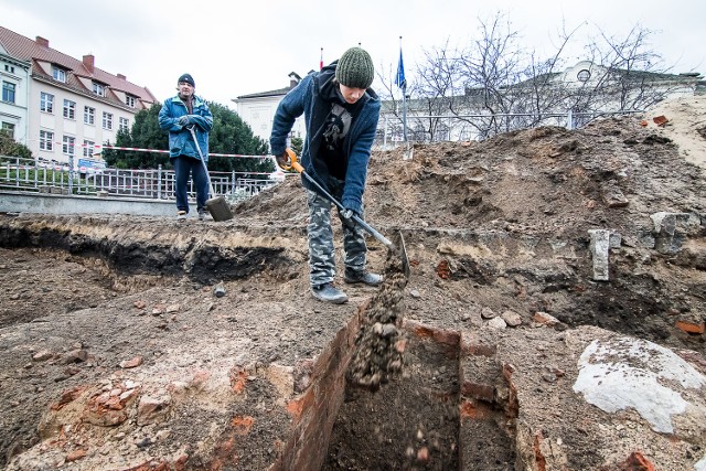 Odsłonięte mury są teraz zasypywane. Czy kiedykolwiek zostaną wyeksponowane w ramach atrakcji turystycznej?