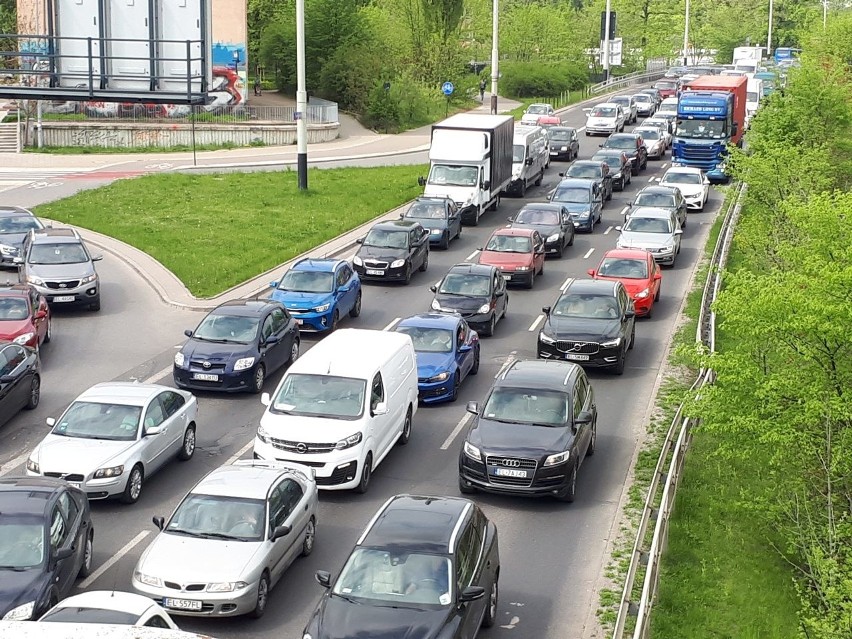 Zablokowano drogi z powodu przejazdu kolumny limuzyn z...