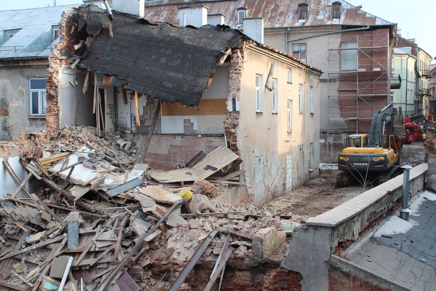 Kamienica przy Noworybnej 4a groziła zawaleniem. Ewakuowano mieszkańców sąsiednich domów (ZDJĘCIA)