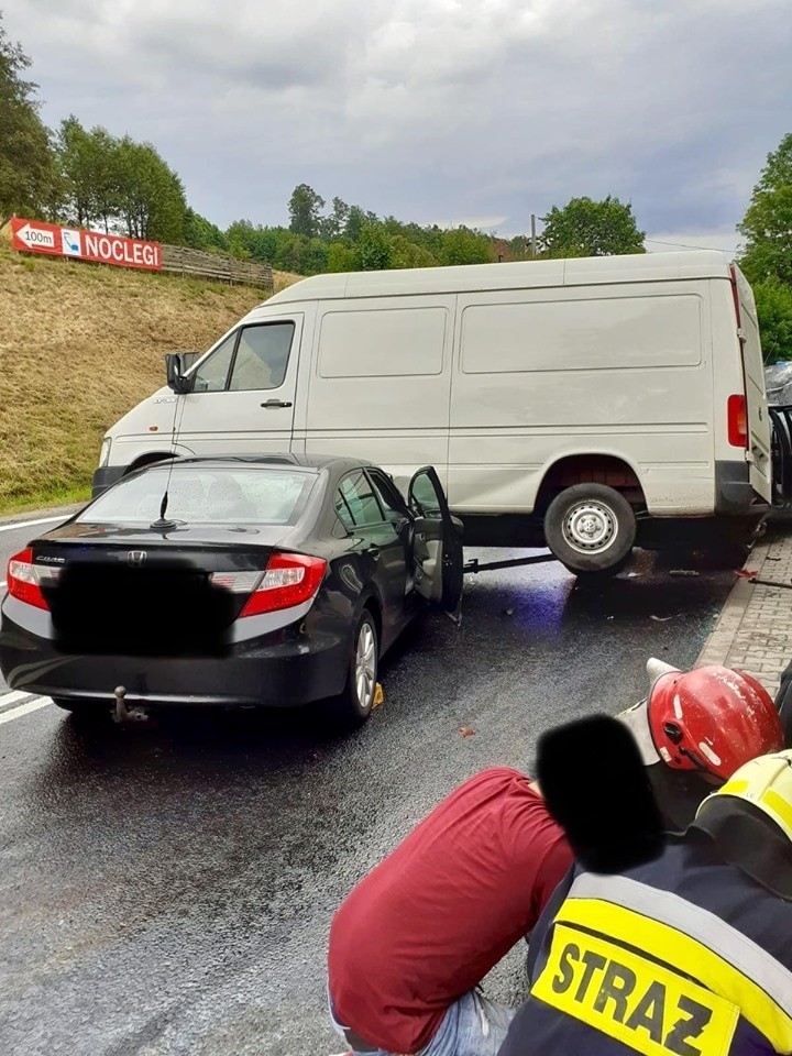 Wypadek 3 aut pod Jelenią Górą. Aż 6 osób zostało rannych