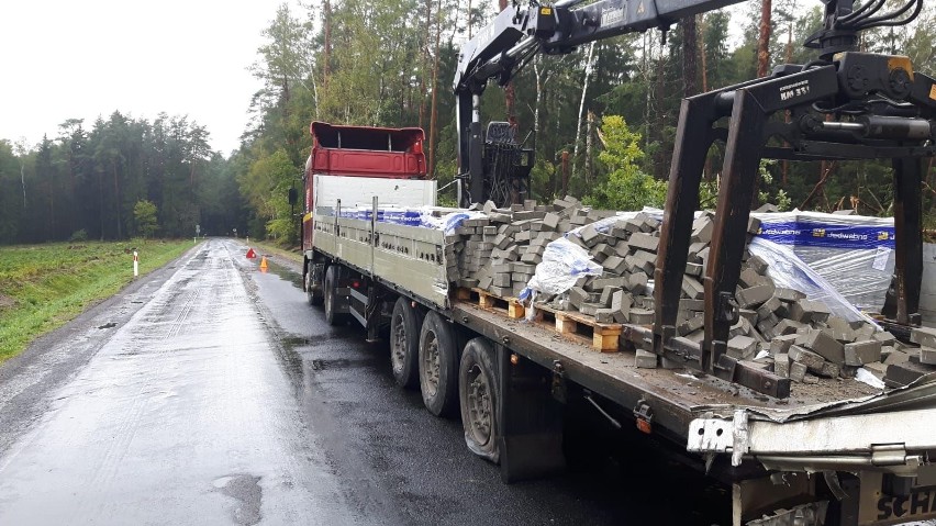 Zderzenie dwóch ciężarówek na drodze wojewódzkiej nr 647, w pobliżu Myszyńca. 14.10.2020. Zdjęcia