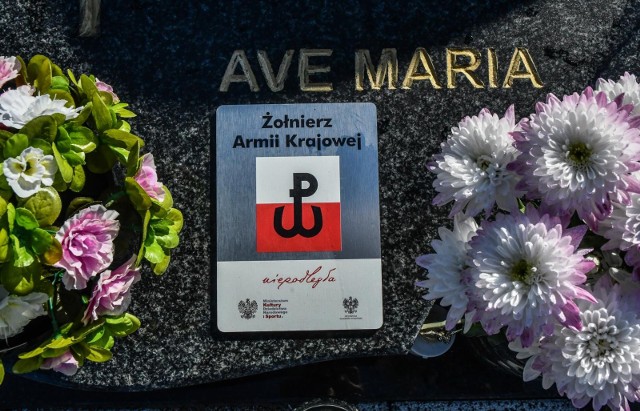 W Bydgoszczy tablicami "Żołnierz Armii Krajowej" oznakowano groby trojga bohaterskich weteranów
