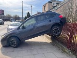 Kraków. Samochód zawisł tyłem na ogrodzeniu w Bronowicach. Jak do tego doszło?!