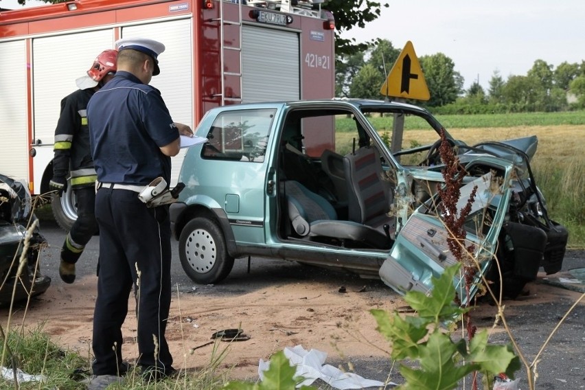 Wypadek pod Krośniewicami. Ranny kierowca uwięziony w samochodzie [ZDJĘCIA]