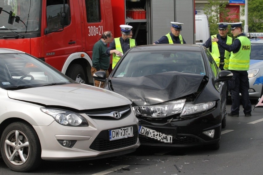 Wypadek na placu Strzegomskim, ranna kobieta w ciąży (FILM, ZDJĘCIA)