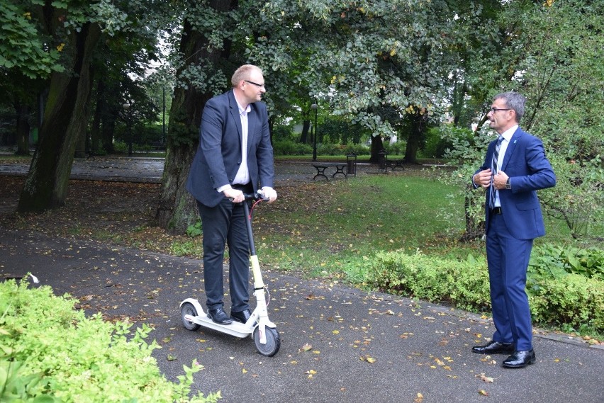 Wiceburmistrz Skawiny na hulajnodze. Fantazja, czy potrzeba? 