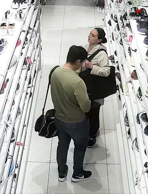 Do kradzieży obuwia w jednym ze sklepów w centrum handlowym...