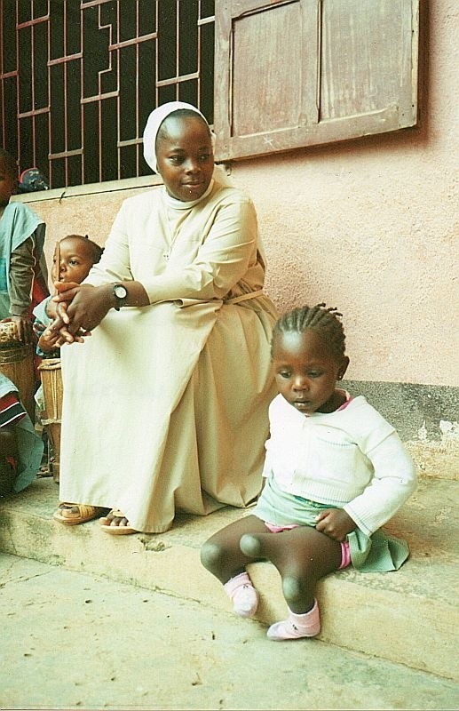 Mała Gabrysia z Kamerunu urodziła się z ciężką wadą nóg,...