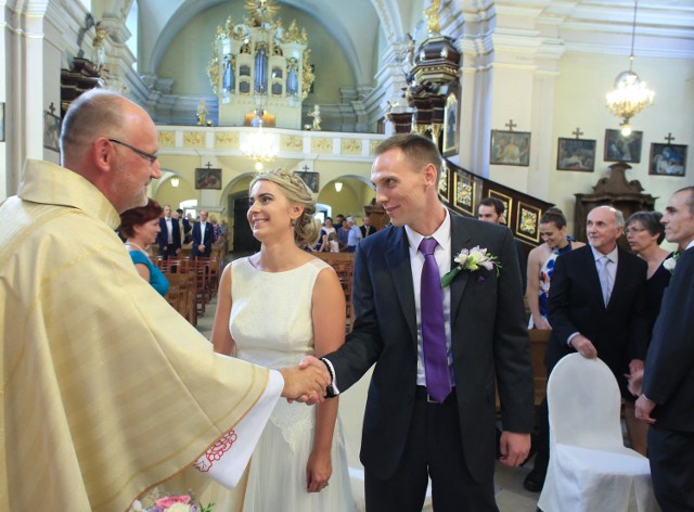 Ślub kościelny podlega przepisom liturgicznym. Nawet najbardziej romantyczne piosenki muszą poczekać do wesela.