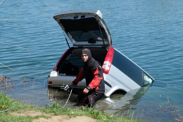 Nieuwaga doprowadziła do stoczenia się hondy HR-V do wody na terenie żwirowni (zbiornik nr 2) w Ostrowie pod Przemyślem. Samochód wyciągnęli przemyscy strażacy.