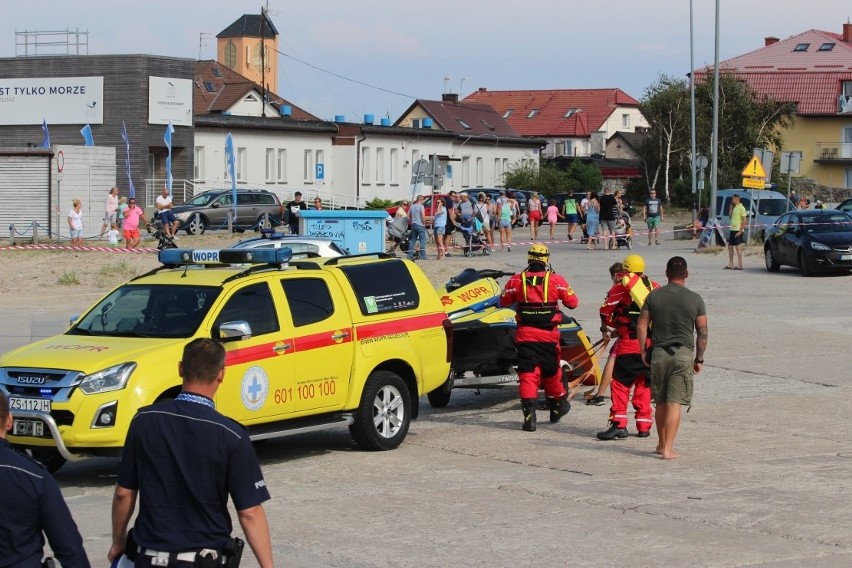 W Darłowie troje dzieci porwała fala. Jedna osoba została...