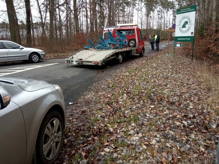 W Jełowej zderzyły się dwa samochody osobowe i bus z lawetą.