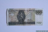 W Ostrowcu mężczyzna zapłacił za zakupy banknotem kolekcjonerskim. Mówi, że go znalazł