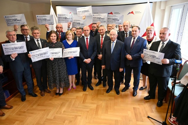 Konferencja w Świętokrzyskim Urzędzie Wojewódzkim poświęcona drugiemu rozdaniu Polskiego Ładu. Więcej na kolejnych zdjęciach.