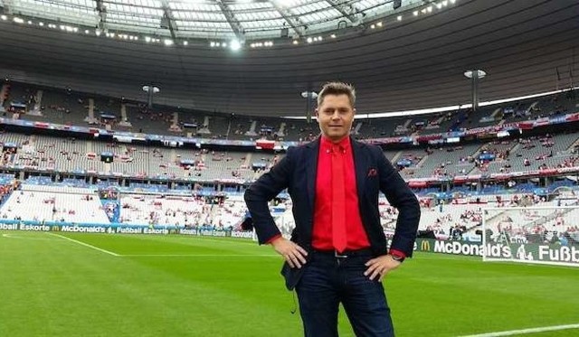 Marcin Feddek na murawie Stade de France przed meczem z Niemcami.