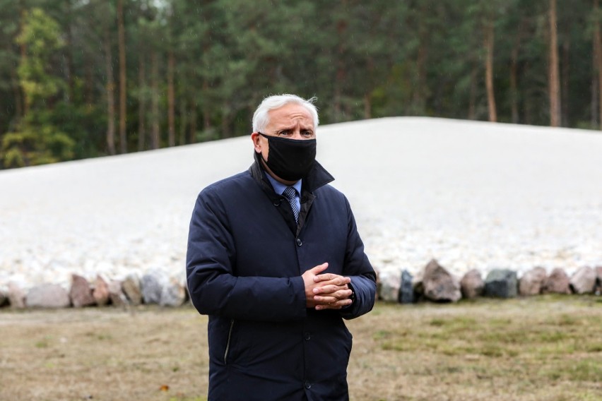 Złożenie kwiatów i zapalenie zniczy przy Polanie Mogił w...