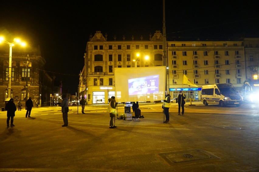 W sobotę, o godzinie 18.30 na placu Wolności pojawiło się...