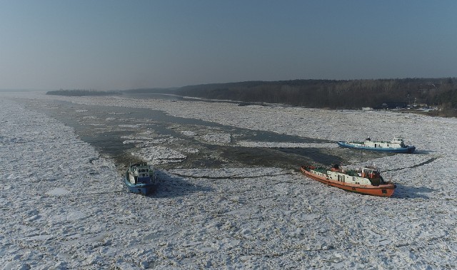 Tak wyglądała rynna wykuwana w lodzie na Zbiorniku Włocławskim. Rynną spływają woda, kra i śryż
