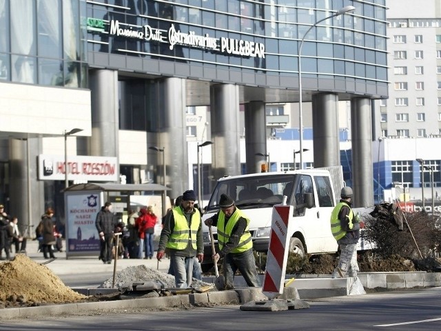 Na alei Armii Krajowej ma powstać dodatkowa zawrotka. Na zdjęciu budowa zawrotki na al. Piłsudskiego.