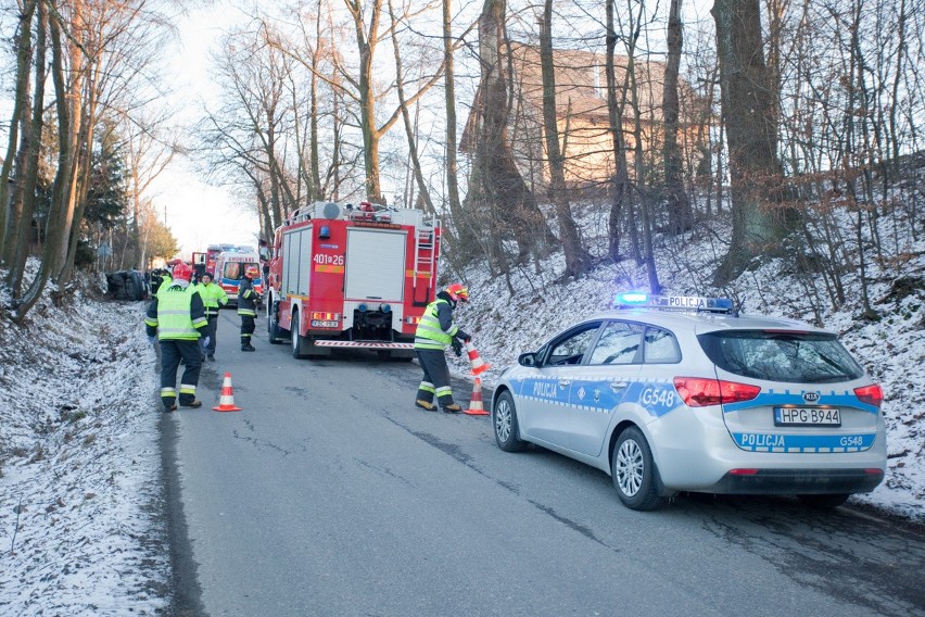 Wypadek w Gierczycach-Czyżyczce, samochód osobowy wylądował na boku, jedna osoba jest ranna [ZDJĘCIA]
