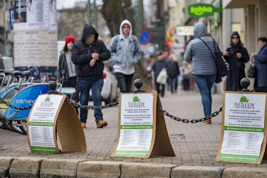 Kilkadziesiąt reklam inicjatywy "Plus dla Jeżyc" pojawiło...