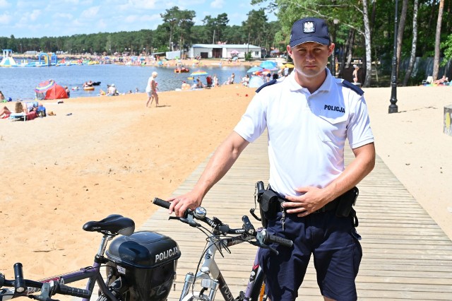 O bezpieczeństwo letniaków wypoczywających nad zalewem w Sielpi czuwają między innymi rowerowe patrole policyjne.