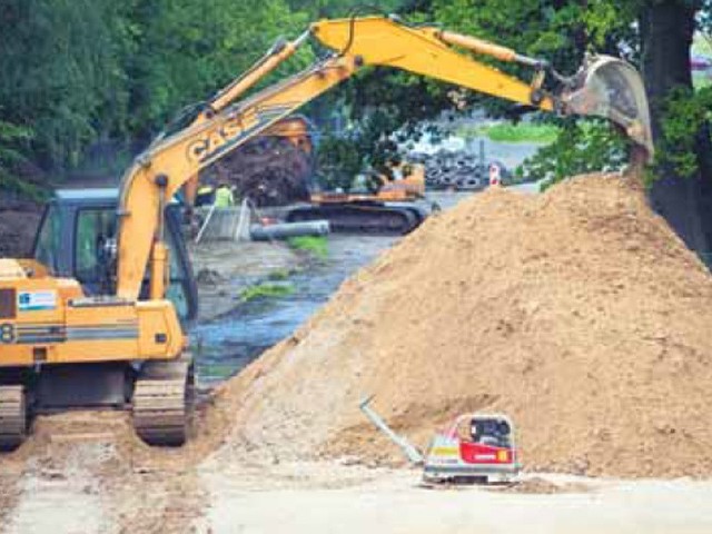 Ulica Rolna ma być gotowa do połowy listopada. Zbudowana zostaniedroga, chodniki i ścieżki rowerowe, do tego kanalizacja deszczowa, wodociąg,zostaną zamontowane 43 latarnie drogowe i dodatkowo 8 latarnioświetlających przejścia dla pieszych.