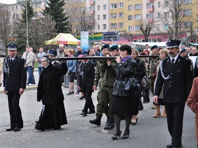 Krzyż nieśli przedstawiciele różnych środowisk.