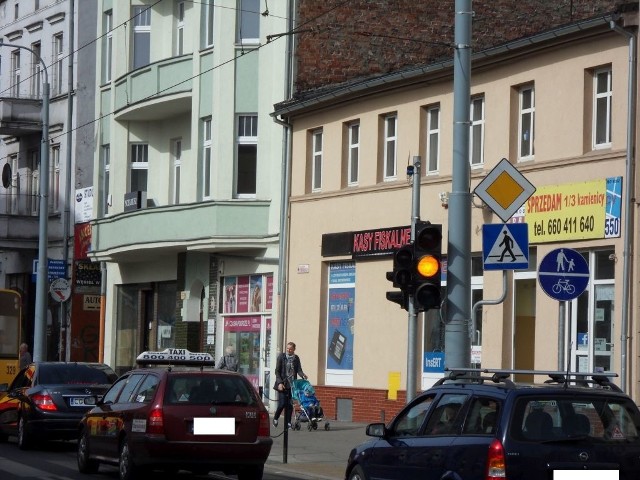 Sygnalizatory na skrzyżowaniu ulic: Sikorskiego i Wybickiego ustawiono w ramach modernizacji sieci tramwajowej.