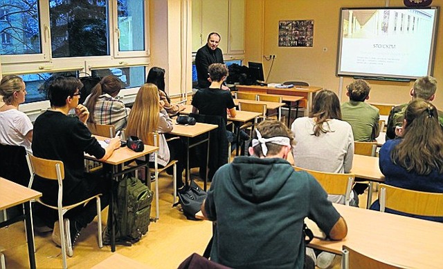 Uczniowie z II LO w Białymstoku na zajęciach z dr Bartoszem Kuźniarzem z UwB poznają m.in. podstawowe problemy filozofii.