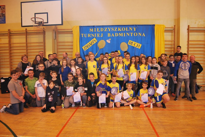 Międzyszkolny Turniej Badmintona w Wodzisławiu. Rywalizowało 46 uczniów z całej gminy. Wójt rozegrał mecz z dyrektorem liceum