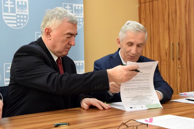 Burmistrz Kazimierzy Wielkiej Adam Bodzioch w piątek podpisał umowę z marszałkiem województwa Andrzejem Bętkowskim.