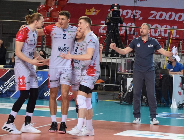Grupa Azoty ZAKSA Kędzierzyn-Koźle zdobył dotąd w tym sezonie 41 na 42 możliwe punkty i zdecydowanie przewodzi w tabeli PlusLigi.