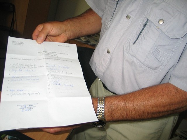 Jeden z mieszkańców bloku przy Niepodległości 6 w Tarnobrzegu pokazuje pismo, jakie złożyli na biurku prezesa.