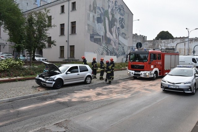 Ze wstępnych informacji wynika, że do zderzenia dwóch aut, do którego tam doszło, doprowadził 25-letni kierowca volkswagena golfa, który nie zachował należytej ostrożności w natężonym ruchu ulicznym i nie wyhamował samochodu przed zatrzymującym się przed nim oplem, za którego kierownicą siedział 54-latek. Uderzył w jego tył, rozbijając zderzak, pokrywę silnika swojego wozu.