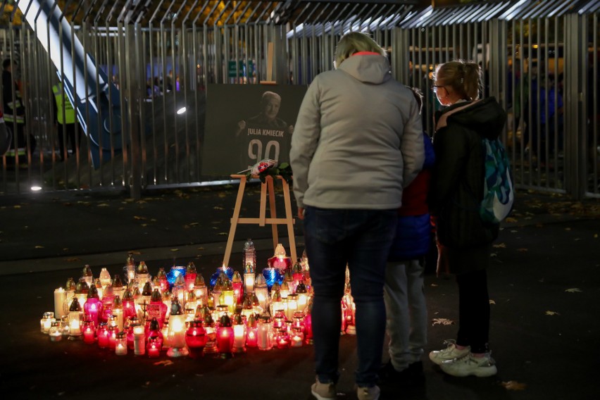 Kibice uczcili przed meczem pamięć Julii Kmiecik