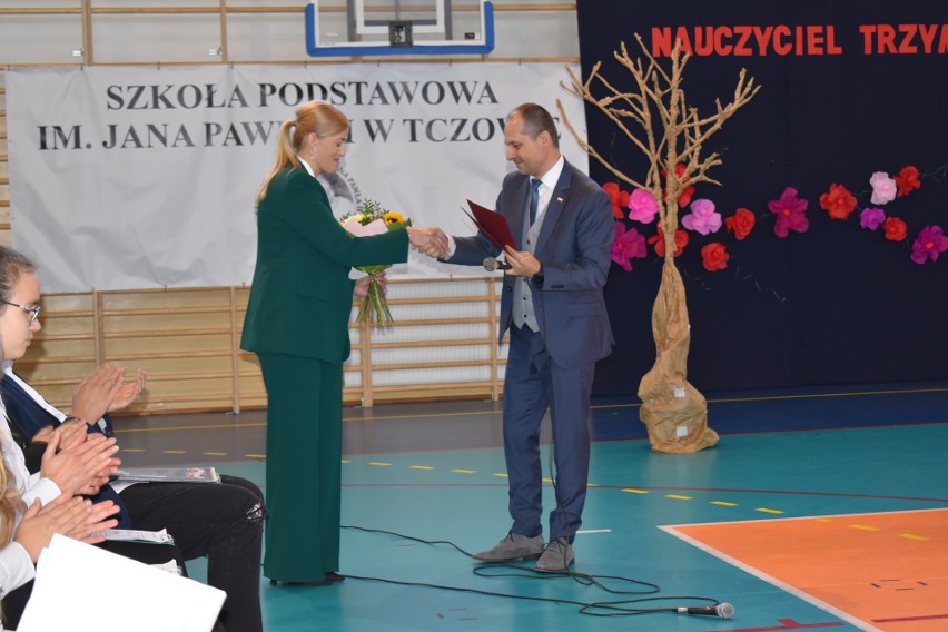 Szkoły z gminy Tczów obchodziły Narodowy Dzień Edukacji. Były piękne akademie. Zobacz zdjęcia