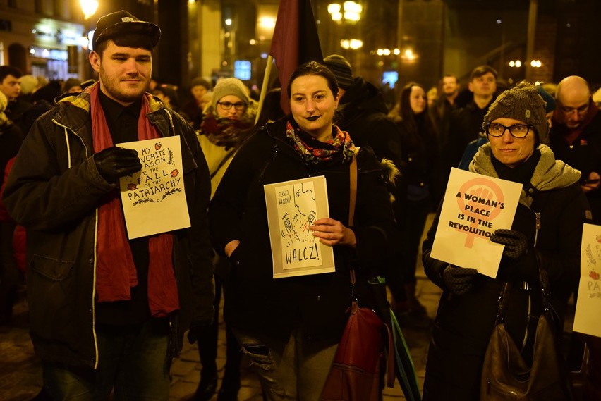 Czarny Piątek 2018. W Toruniu na Rynku Staromiejskim pod...