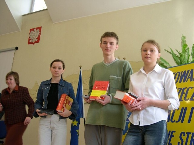 Mistrzowie ortografii: Justyna Skorek (od lewej), Bartosz Piwowarczyk i Justyna Ponikowska.
