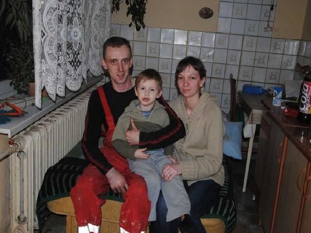 Szymon Cyrklaff i Joanna Pawlikowska z synkiem Oskarem bali się, że nie będą mieli dokąd wracać