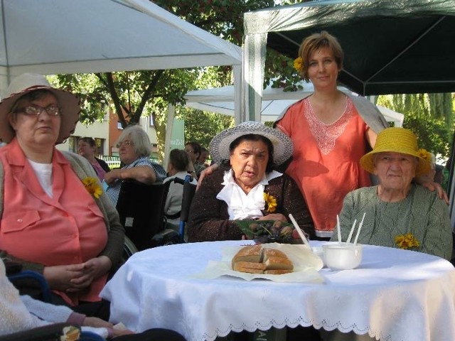 Jolanta Brade, Wanda Mirga i Stanisława Mikołajczyk wraz ze swoją opiekunką Bożeną Przybylską pożegnały lato. 