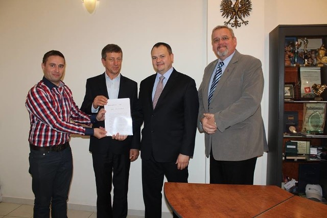 Już po podpisaniu aktu notarialnego, od lewej:  Łukasz Król, Sławomir Wróbel, Grzegorz Nowosielski i Tomasz Abramczyk