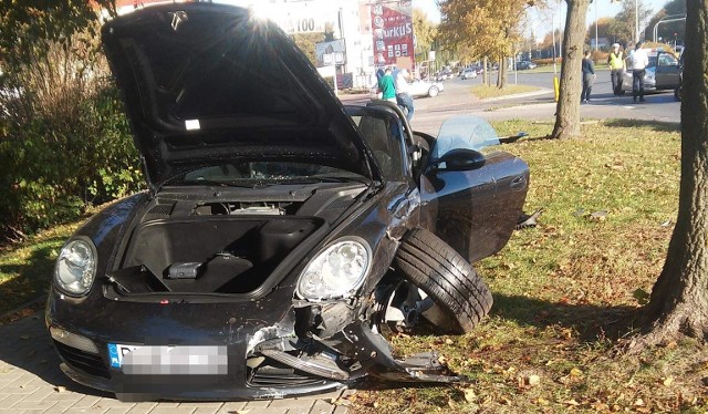 Do wypadku osobowego porsche przy hotelu Turkus w Białymstoku doszło dzisiaj popołudniu, około godziny 15:30.