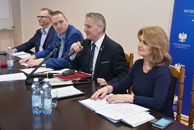 Wojewoda Świętokrzyski Zbigniew Koniusz podczas czwartkowego spotkania w Urzędzie Wojewódzkim w Kielcach.