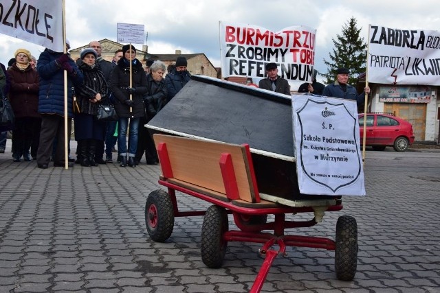 Pod ratuszem w Gniewkowie demonstrowali mieszkańcy Murzynna i okolic.Protestowali przeciwko planowanej likwidacji ich małej szkoły. W trakcie demonstracji dowiedzieli się, że kurator oświaty wydał negatywną decyzję na temat podjętej przez radnych uchwały. Burmistrz Adam Roszak zapewnił, iż nie będzie się od niej odwoływał. Wszystko wskazuje więc na to, iż szkoła nie zostanie zlikwidowana. - Jest to nasz wielki sukces - wyznaje Edward Lewandowski, mieszkaniec Murzynna. - Jakbyśmy się nie zaangażowali w ten protest, już byłoby pozamiatane - przekonuje.