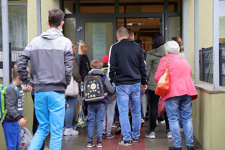 Nowy rok szkolny. Tłumy przed szkołami i przedszkolami. Zobacz zdjęcia